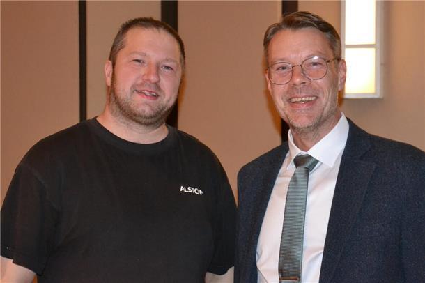 Samtgemeindebürgermeister Henning Fricke begrüßt Christian Jahn (links)