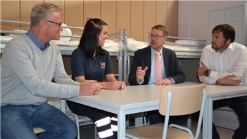 Samtgemeindebürgermeister Henning Fricke, sein Stellvertreter im Rathaus, Stefan Ritthaler (rechts), und Fachbereichsleiter Ralf Cordes (links) lassen sich von Janine Hoffgaard die eingerichteten Zimmer der Notunterkunft zeigen. 