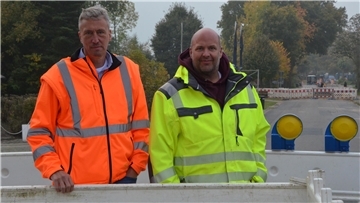 Samtgemeindebürgermeister Stephan Meyer (links) und Bauamtsmitarbeiter Markus Nolte hoffen, dass der Schaden Ende November behoben ist.