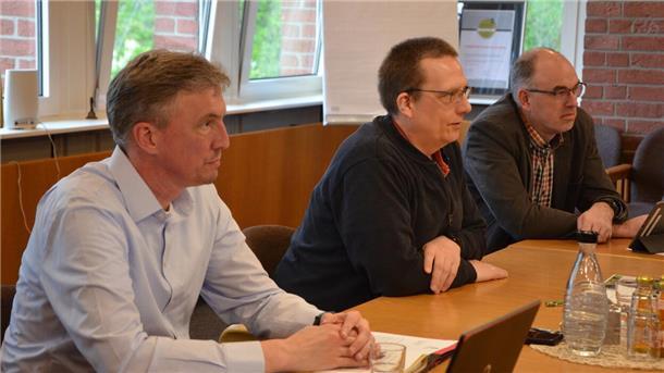 „Können uns das Personal nicht schnitzen“ Samtgemeindebürgermeister Stephan Meyer (von links), der Ausschussvorsitzende Marco Noetzelmann und Fachbereichsleiter Carsten Oetjen berichteten über die Pläne für die Ganztagsbetreuung für Grundschüler ab dem Sommer 2026.