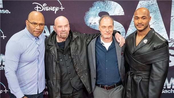 Samuel Meffire (v.l.n.r.), Heinz Eggert und die Schauspieler Martin Brambach und Malick Bauer posieren bei der Deutschlandpremiere der Serie.