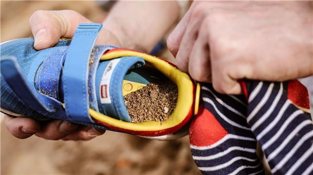 Sand in Kinderschuhen ist keine Seltenheit. Aber ist das Phänomen gefährlich?