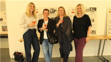 Vier Frauen stehen an einer Ausstellungswand in Bremerhaven