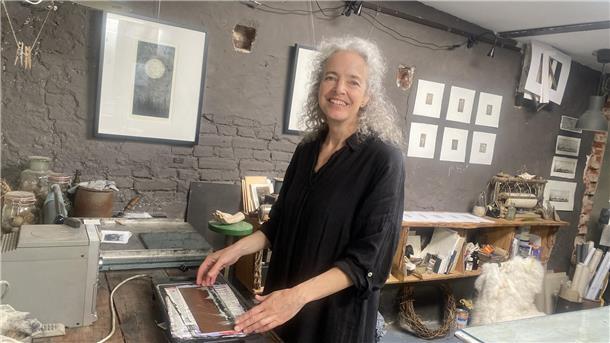 Sandra Jakobs aus Bremerhaven widmet sich als freischaffende Künstlerin vor allem der Tiefdrucktechnik der Radierung und hat ihre Wulsdorfer Werkstatt als Atelier, Seminarraum und Treffpunkt zum Lebensmittelpunkt gemacht. 