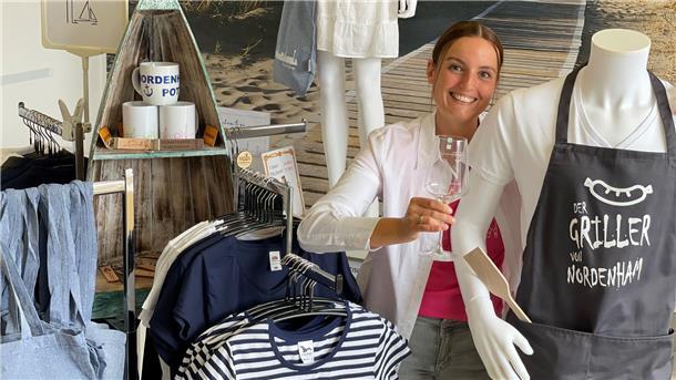Sandra Jankowsky präsentiert einige der Nordenham-Souvenirs, die es bei NMT gibt.