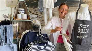 Sandra Jankowsky präsentiert einige der Nordenham-Souvenirs, die es bei NMT gibt.