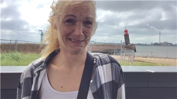 Sandra Meyer stehen am Lotsenhaus gegenüber der schief gerutschten Nordmole Tränen in den Augen.