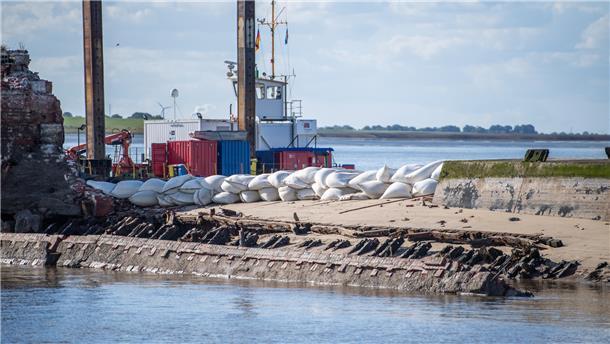 Sandsäcke an der Nordmole sollen den Sand stoppen.