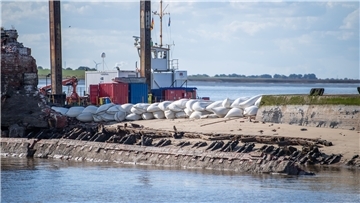 Sandsäcke an der Nordmole sollen den Sand stoppen.