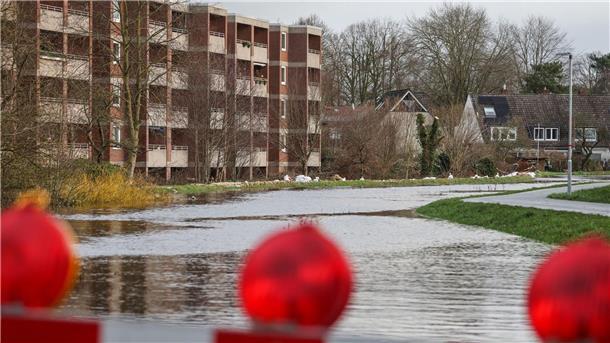 Keine Entwarnung in Hochwasser-Gebieten Sandsäcke liegen auf einem durchweichten Deich vor evakuierten Wohnhäusern in Lilienthal bei Bremen.