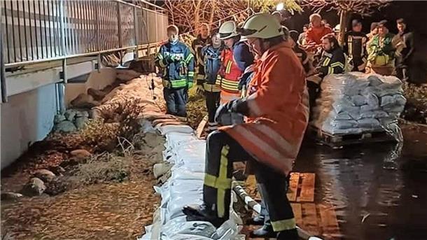 Hochwasser: Einsatzkräfte aus dem Cuxland helfen in Verden Sandsäcke