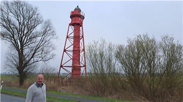 Sandstedts Ortsvorsteher Falko Wahls-Seedorff möchte das Oberfeuer erhalten und es von der Straße zum Fähranleger zum Deich am Hafen verlegen. 