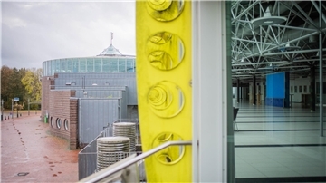 Blick durchs Fenster in die Stadthalle