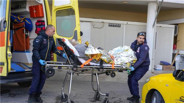 Gesunkener Frachter in der Ägäis - Suche nach Vermissten Sanitäter verlegen einen Überlebenden eines Schiffsunglücks in ein Krankenhaus auf Lesbos.