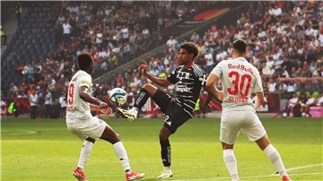 Sanoussy Ba (M) spielte schon im Trikot vom Linzer ASK.