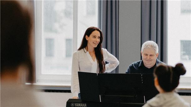 Sara Dähn und Thomas Blaeschke geben einen Workshop in der European Musical Academy (EUMC). Mit ihrer Band waren sie unter anderem schon in New York.