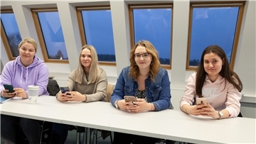 Sarah Hahnewinkel (von links), Jasmin Meyer, Christine Volkmann und Sakira Kunde nutzen ihre Mobiltelefone neuerdings auch beruflich. Sie drehen Videos, um mit dem verstaubten Image der Verwaltungsfachangestellten aufzuräumen.