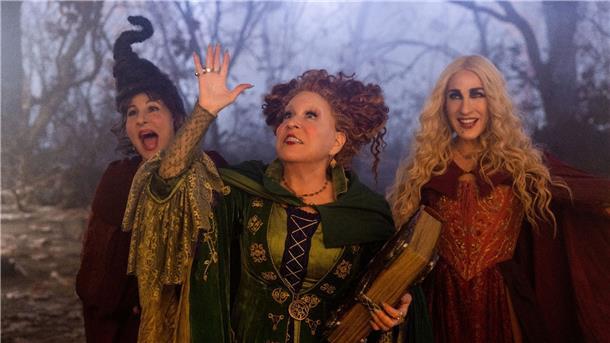 Sarah Jessica Parker (r.) Bette Midler (m.) als Winifred Sanderson und Kathy Najimy in einer Szene des Fantasyfilms „Hocus Pocus 2“.