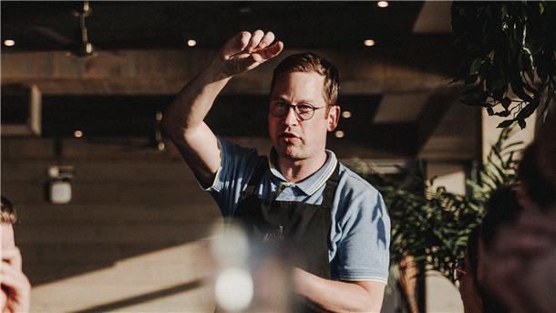 Sascha Mühlenbeck ist in seinem Element, wenn er Gästen seiner Tastings verschiedene Gin-Sorten nahe bringen kann. Seit der Pandemie bietet er die Verkostung auch online an.