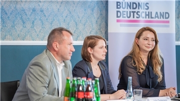 Sascha Schuster ist nicht mehr Teil der Fraktion Bündnis Deutschland, deren Fraktionschefin Julia Tiedemann (Mitte) ist. Julija Eulig ist BD-Stadträtin. 