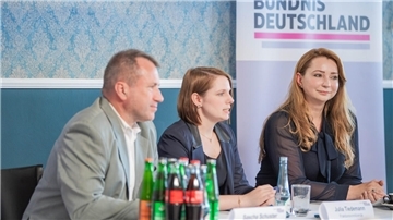 Drei Personen am Tisch