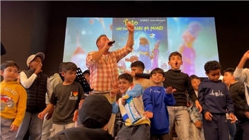 Der Popstar Sasha singt mit Kindern in der Arche Bremerhaven.