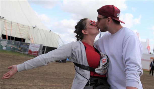 Deichbrand 2023: Das sind die verliebtesten PAARE auf dem Festival (Fotos) Saskia und Marcus lassen die Schmetterlinge auch auf dem Deichbrand fliegen. Kennen und lieben gelernt haben sich die beiden Papenburger 2022 auf dem Hurricane.