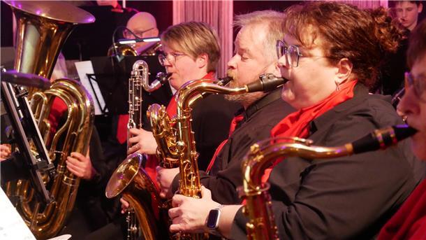 Wie das Blasorchester der TMV Rodenkirchen sein Publikum glücklich gemacht hat Musiker mit Saxofonen und anderen Blasinstrumenten. Das Blasorchester Rodenkirchen begeisterte beim Frühjahrskonzert.
