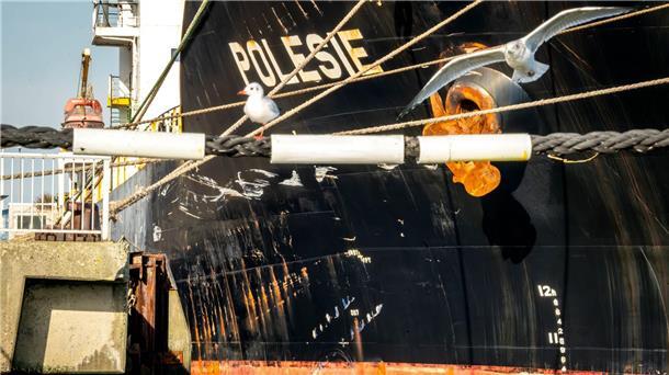 Nach Frachter-Unfall: Ermittler befragen Schiffscrew  Schäden am Frachtschiff „Polesie“ nach dem Zusammenstoß mit dem Frachter „Verity“.