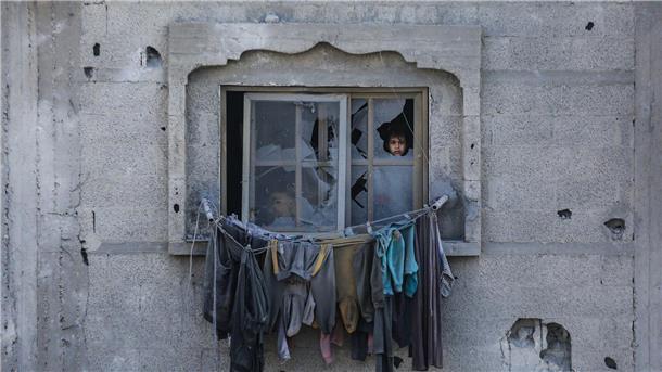 Schäden an einem Wohnhaus in Rafah, das von israelischen Kampfflugzeugen bombardiert wurde.