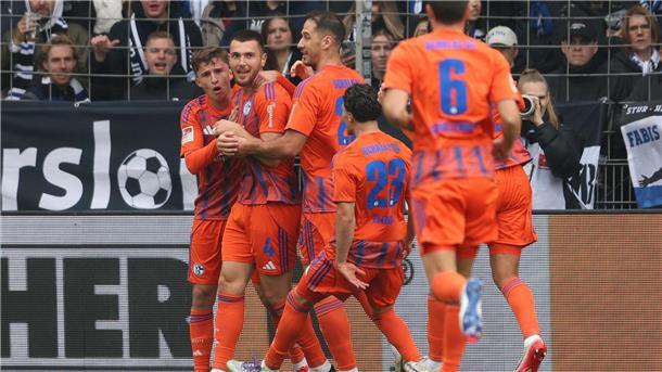 Frühe Tore sichern Schalke knappen Sieg in Bielefeld Schalke jubelt über das Tor zum 2:0 bei Arminia Bielefeld.