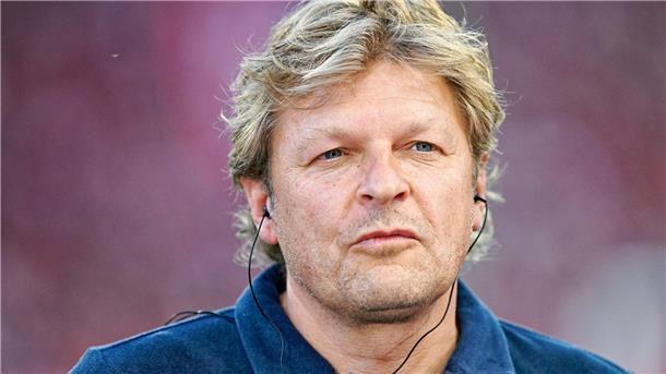 Schalkes Sportdirektor Youri Mulder freut sich über noch einen weiteren Neuzugang für den Angriff.