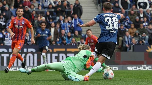 Frühe Tore sichern Schalke knappen Sieg in Bielefeld Schalkes Torwart Loris Karius rettet einen Schuss von Bielefelds Marius Wörl.