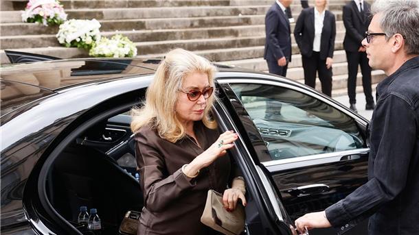 Abschied von Jane Birkin in Paris Schauspiel-Ikone Catherine Deneuve kommt zur Beerdigung von Jane Birkin.