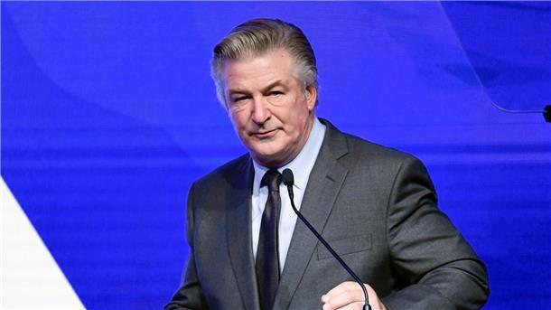 Vor Verfahren: Alec Baldwin punktet vor Gericht Schauspieler Alec Baldwin, der nach einem tödlichen Schuss bei einem Western-Dreh vor Gericht muss, hat vor Beginn des Verfahrens einen Sieg errungen.