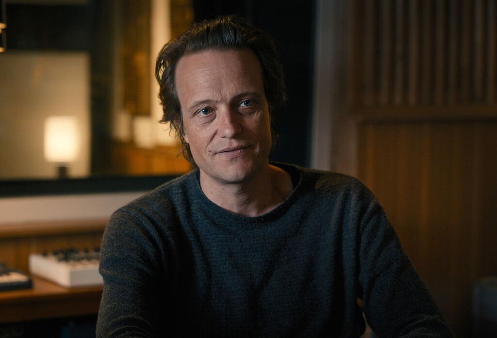 Schauspieler August Diehl in einer Szene aus „23 - Der mysteriöse Tod eines Hackers“.