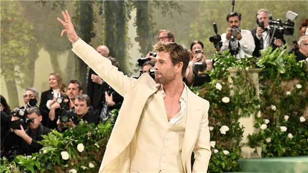 Schauspieler Chris Hemsworth stellt sich dem Blitzlichtgewitter.