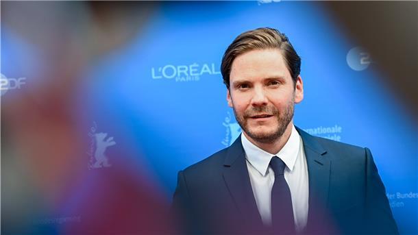 Schauspieler Daniel Brühl hat erstmals selbst Regie geführt, nun kommt der Film „Nebenan“ ins Kino.