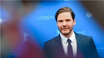Schauspieler Daniel Brühl hat erstmals selbst Regie geführt, nun kommt der Film „Nebenan“ ins Kino.