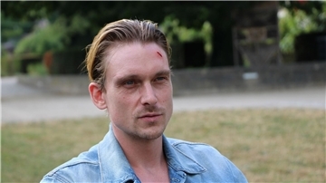 Schauspieler Daniel Sträßer bei Dreharbeiten zum SR-Tatort „Jackpot“.