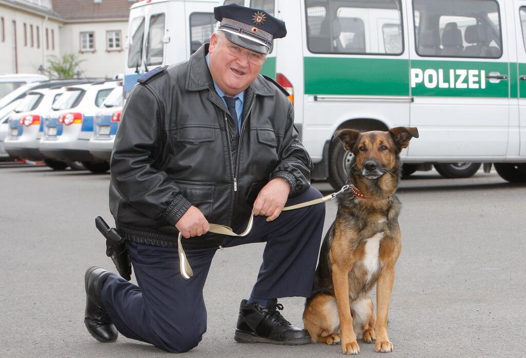 Der ewige Dorfpolizist - Horst Krause ist tot Schauspieler Horst Krause im Einsatz mit Hund.