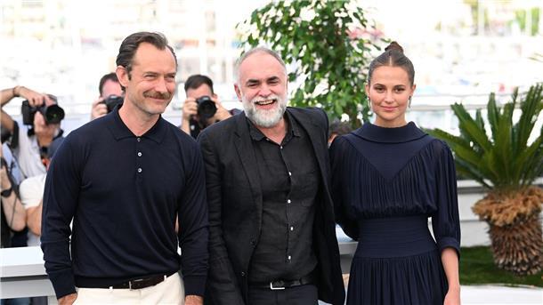 Schauspieler Jude Law (l-r), Regisseur Karim Ainouz und Schauspielerin Alicia Vikander stellten ihren Film „Firebrand“ in Cannes vor.