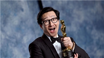 Schauspieler Ke Huy Quan wurde schon als Kinderschauspieler in dem Spielberg-Film „Indiana Jones und der Tempel des Todes“ bekannt.
