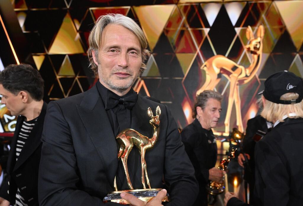 Schauspieler Mads Mikkelsen widmet seinen „Schauspiel International“-Bambi seiner kleinen Enkeltochter.