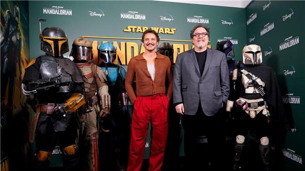Schauspieler Pedro Pascal (l) und Regisseur Jon Favreau stellten die „Star Wars“-Serie „The Mandalorian“ in London vor.