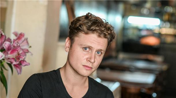 Schauspieler Rafael Gareisen sieht Risiken und Chancen beim Einsatz von KI.