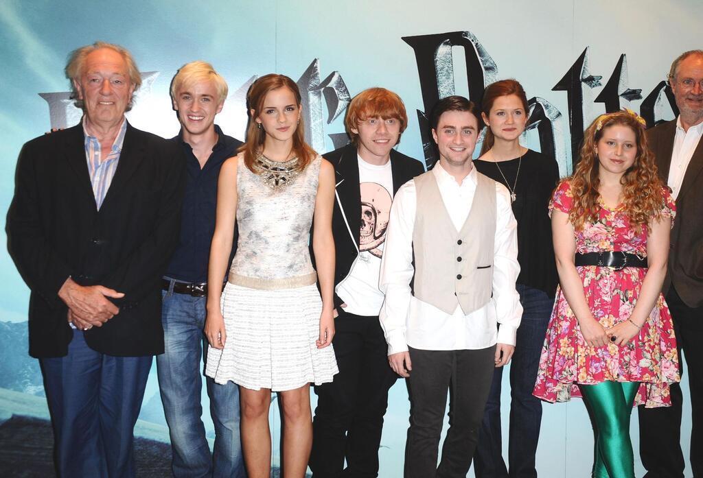 Schauspieler Sir Michael Gambon (l.) und weitere Darsteller - darunter  Emma Watson und Daniel Radcliffe - im Juli 2009 bei der Vorstellung des Films  „Harry Potter und der Halbblutprinz“ in London.