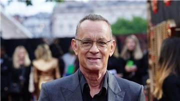 Schauspieler Tom Hanks gibt sich bei Dreharbeiten sehr entspannt.