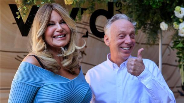 „The White Lotus“-Prequel mit Jennifer Coolidge? Schauspielerin Jennifer Coolidge mit Produzent Mike White in Sydney.