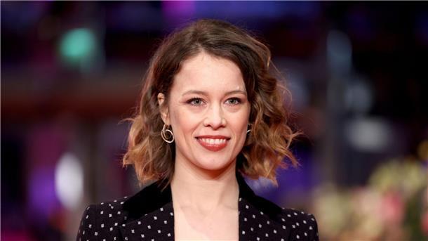 Schauspielerin Paula Beer erhält dieses Jahr den mit 5000 Euro dotierten Hannelore-Elsner-Preis.